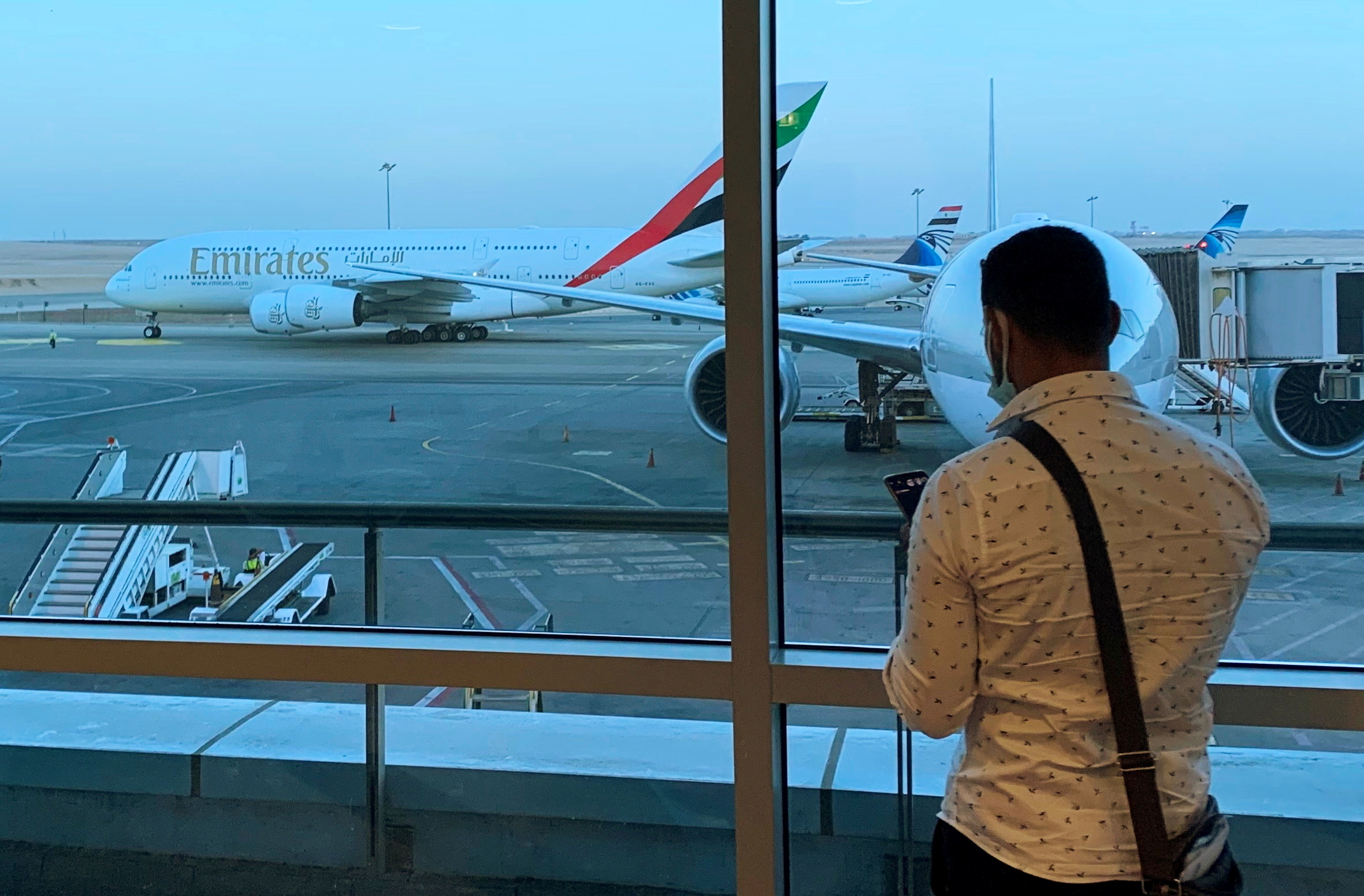 Работа аэропорта в дубае. Боинг 777 в аэропорту Дубая. Авария Boeing 777 в Дубае. Дубай 2023 год. Инцидент в аэропорту Дубаи.