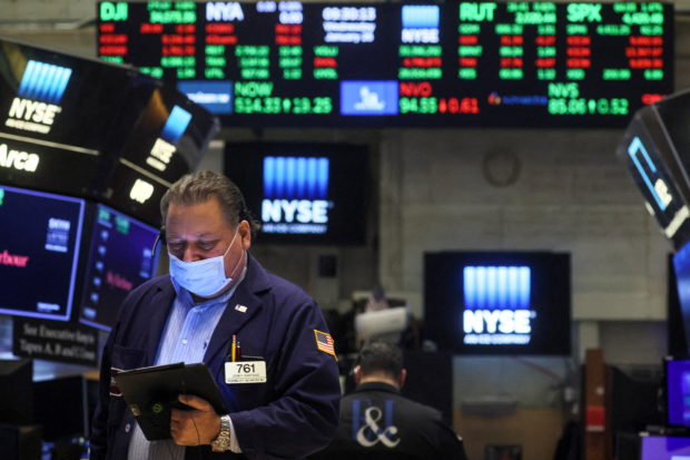 Traders work on the floor of the New York Stock Exchange (NYSE) in New York City, U.S., January 26, 2022. REUTERS/Brendan McDermid