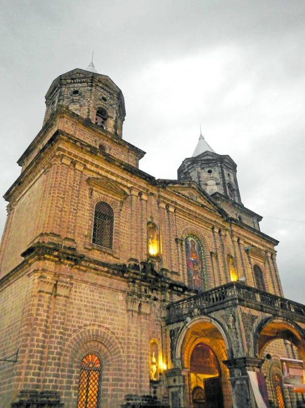 Sto. Rosario Church—Ramon FVelasquez via Wikimedia Commons