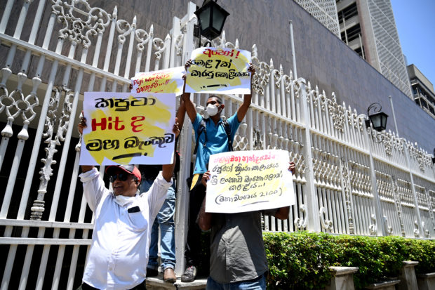 Protest in front of Sri Lanka central bank building
