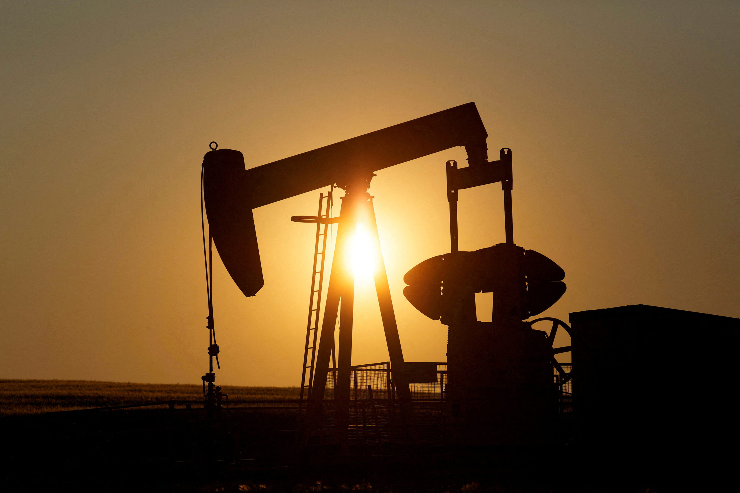 Oil prices gain about 3% on August 18, 2022
