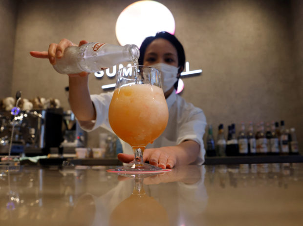 A staff makes a cocktail made with no alcohol during a photo opportunity at Sumadori Bar in Tokyo, Japan September 2, 2022. REUTERS/Kim Kyung-Hoon