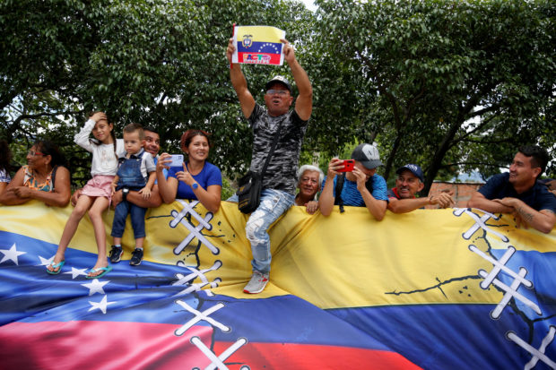 People attending opening of Venezuela-Colombia border reopening