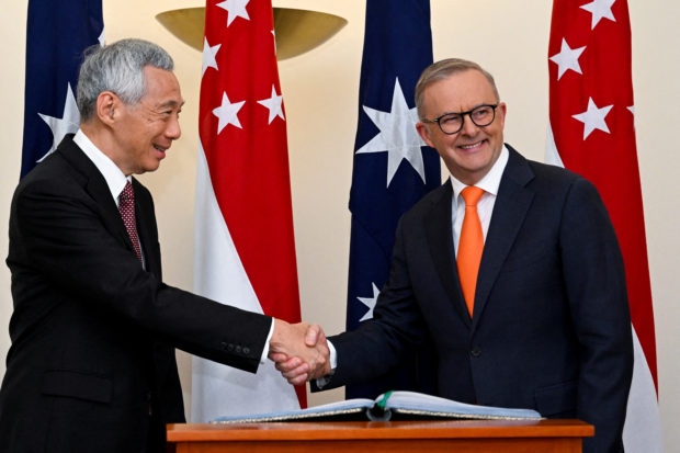 Singapore PM and Austrlia's PM shake hands