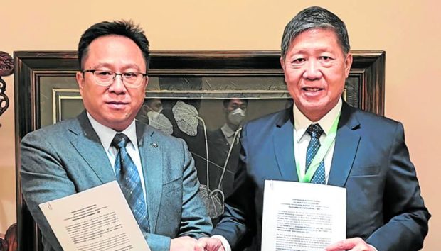 BIG DEAL  Li Huaidong (left), senior vice president of Baowu Group Zhongnan Iron and Steel Co. and Benjamin Yao, chair  and CEO of SteelAsia, sign an agreement to pursue a project that will generate about 2,000 jobs. —CONTRIBUTED PHOTO
