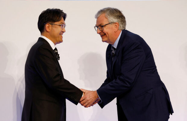 Toyota and Daimler top officials shake hands