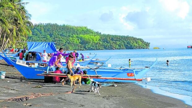SEASIDE LIVING Residents of Barangay Lazareto in the City of Calapan, Oriental Mindoro, spend their day along the shoreline amid a fishing ban imposed on the area that has been affected by the oil spill from the sunken MT Princess Empress in this photo taken on May 6. —MADONNA T. VIROLA
