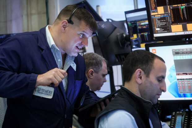 Traders Anticipate US Rates Near Peak as S&P 500 Achieves 14-Month Closing High