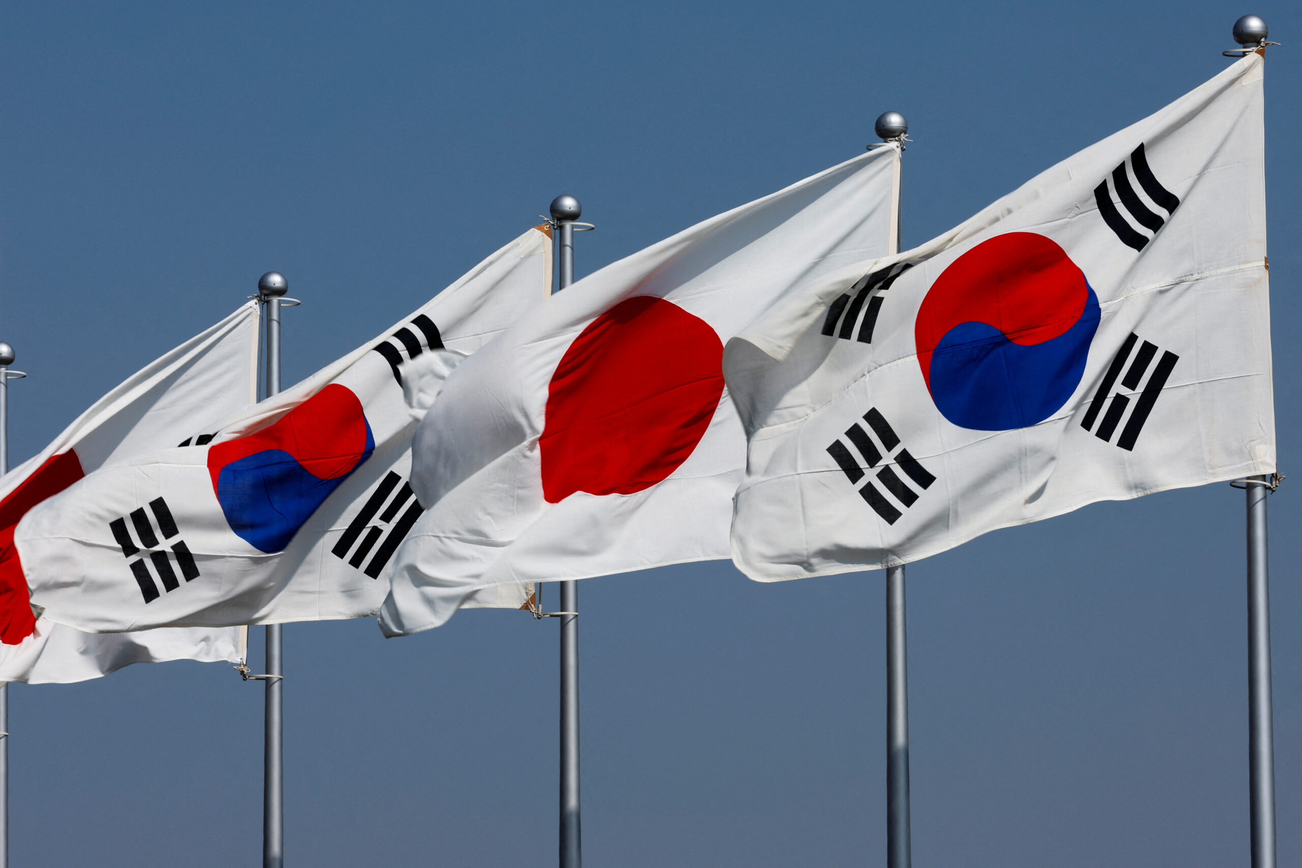 Japan And South Korea Agree To Revive Currency Swap Deal | Inquirer ...