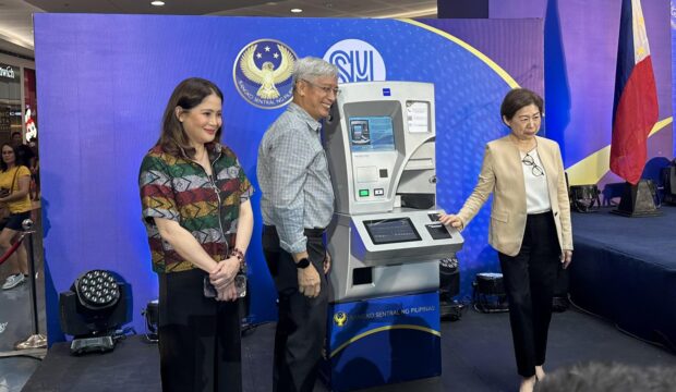 Bangko Sentral ng Pilipinas Governor Felipe Medalla (center) pose with BSP Deputy Governor Bernadette Romulo-Puyat and BDO chair and SM Investments Corp. vice chair Teresita Sy-Coson (right) at the launching of coin deposit machines at SM Mall of Asia in Pasay City. STORY: BSP launches coin deposit machines
