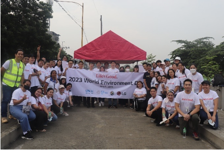 51 LGEPH employees including the Managing Director, CFO and PDs volunteered to the Tree Planting Activity. We were joined by 10 volunteers from The City Environment and Natural Resources Office (CENRO) of the Pasig City government