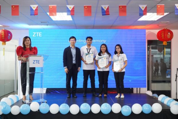 ZTE STAR Interns In the picture are Mr. Zhang Yuxuan, VP, ZTE Philippines,awarding internship offers to engineering students from the University of Sto.Tomas 