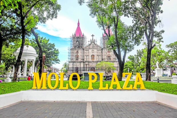 Molo Plaza is just one of the city’s six district plazas that are being rehabilitated to give residents and visitors a place to relaxand recharge. —PHOTO BY IAN PAUL CORDERO