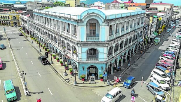 修复后的顶部是尤西比奥·维拉纽瓦 (Eusebio Villanueva) 建筑，被称为国际酒店，在 1920 年代接待外国客户。 它于 2012 年修复。 — 照片作者 Ian Paul Cordero