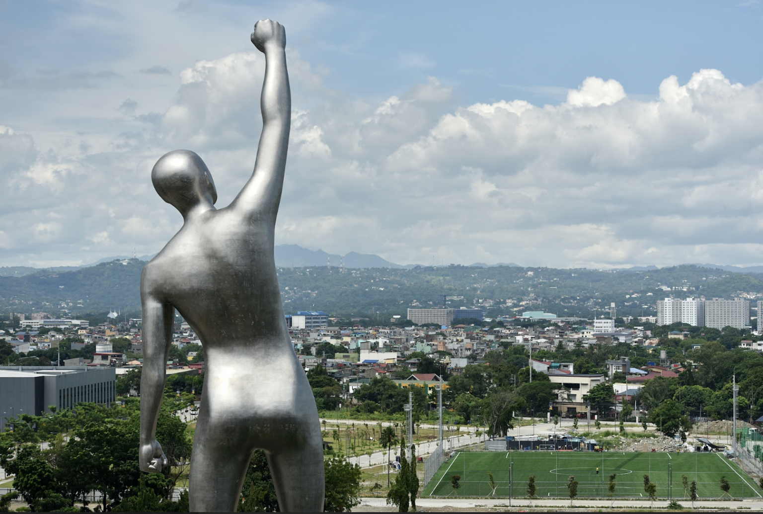 Robinsons Land unveils one of the World’s Tallest Art Installations at