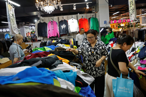 More Chinese customers look for bargains