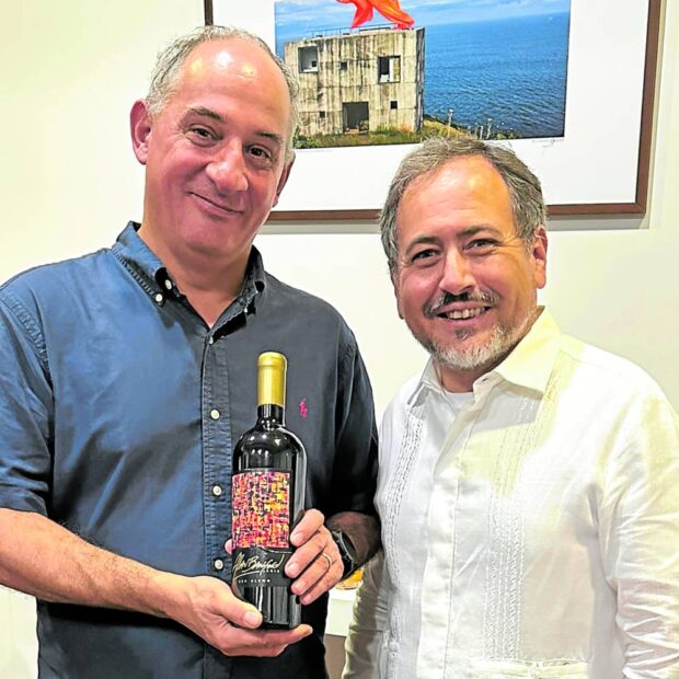 Recibe al Embajador de Chile Álvaro Domingo Zara Bucaré (derecha) y a Francesco Montenegro con una botella de Alan Bonford - Marcox Salcedo