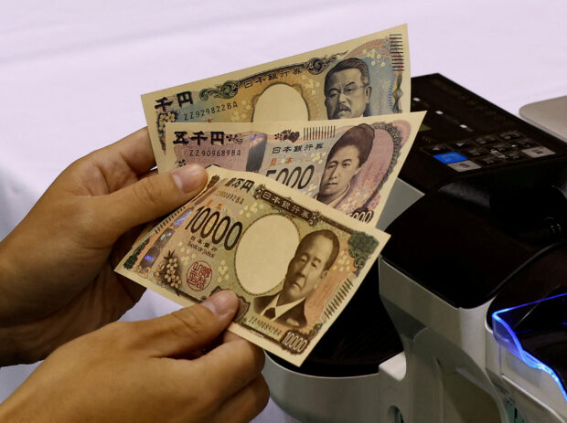 Samples of new Japanese yen