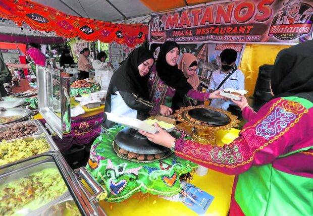 HALAL FOOD FEST Muslim vendors sell their best cuisine during the Kartilya ng Katipunan in Manila, which is part of the programs of the Manila City government to promote halal food. —MARIANNE BERMUDEZ