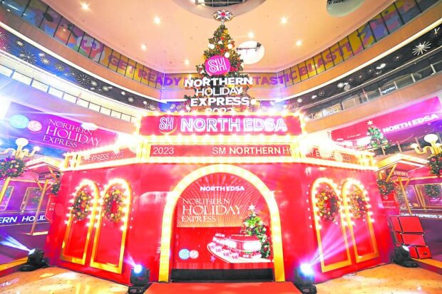 Step aboard SM City North Edsa’s magical Northern Holiday Express, a train encircling a majestic 60-foot-tall classical Christmas tree