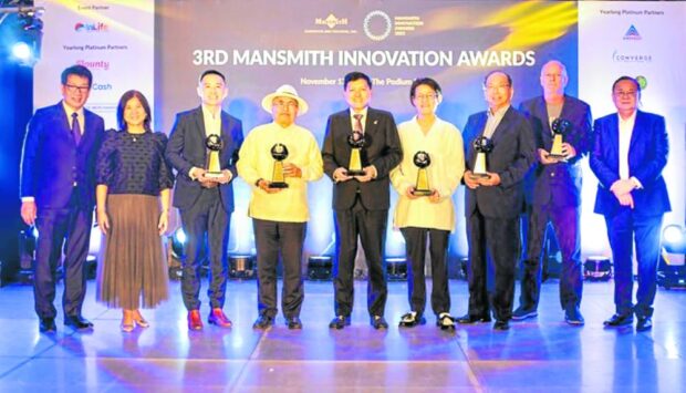 HONOREES From left: Josiah Go, Chiqui Escareal-Go with six 2023 Mansmith Innovation Awardees: RR Chua of Immuni Global, Aris Alip of CARD MRI, SEC chair Emilio Aquino, Jimmy Thai of Primer Group, Edward Lee of COL Financial and Auke Idzenga of AIDFI; UnionBank CEO Edwin Bautista, Master Innovator winner from first batch —Contributed photo