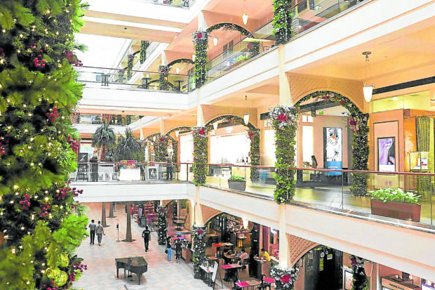 Colliers believes that mall operators and retailers should cash in on holiday spending across the country. (FILE PHOTO)