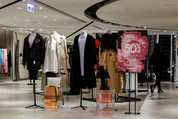香港奢侈品零售商调整以减少高消费的中国游客