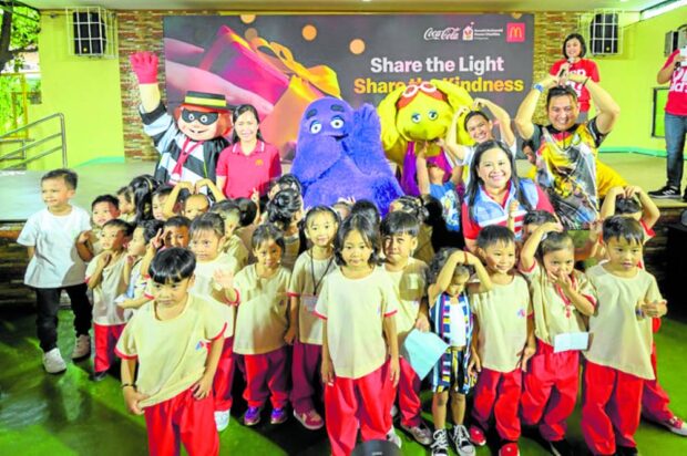 The kids of Bahay Bulilit with McDonald’s mascots and volunteers on Dec. 9 at Ronald McDonald Bahay Bulilit Learning Center