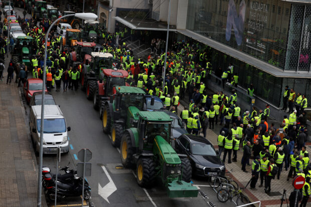 Los agricultores detienen los tractores en Pamplona durante las protestas del sector agrícola en toda España