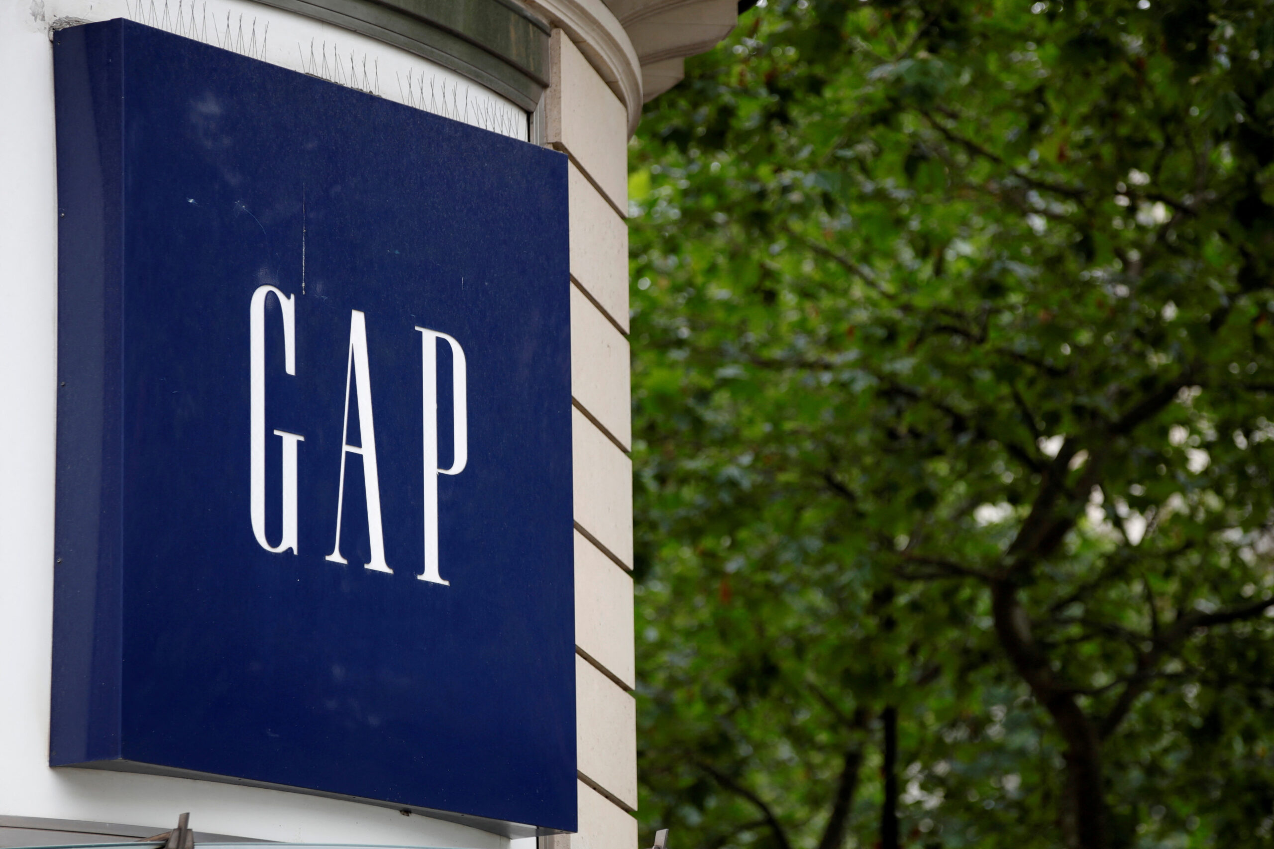 Coach sues Gap for selling 'Coach' T-shirts