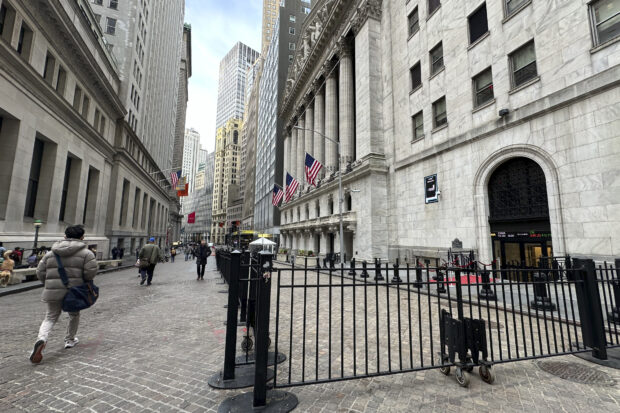 Wall Street dips to send S&P 500 to its longest losing streak since Jan