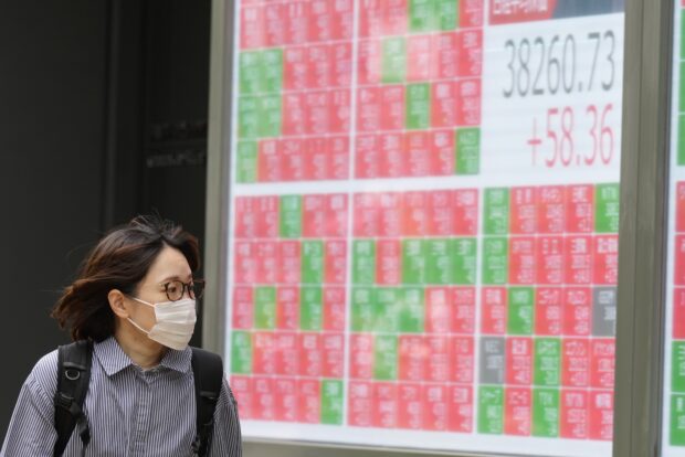 Asian shares mixed after Wall Street's lull stretches to a second day