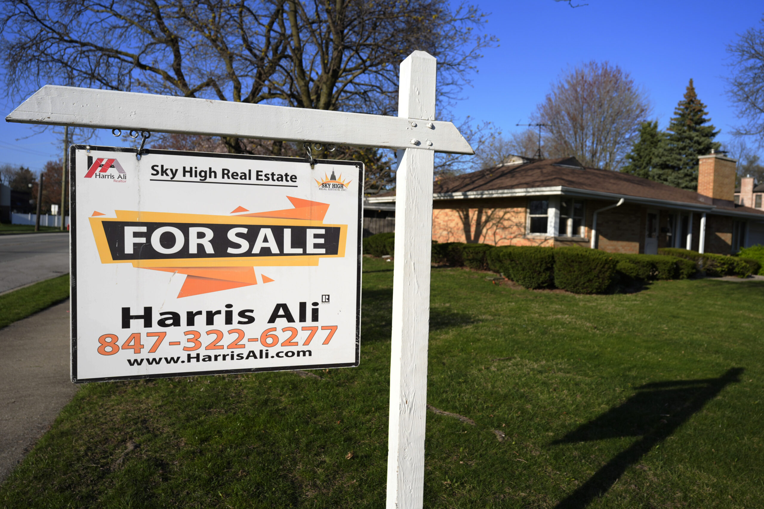 Long-term mortgage rates ease for third straight week