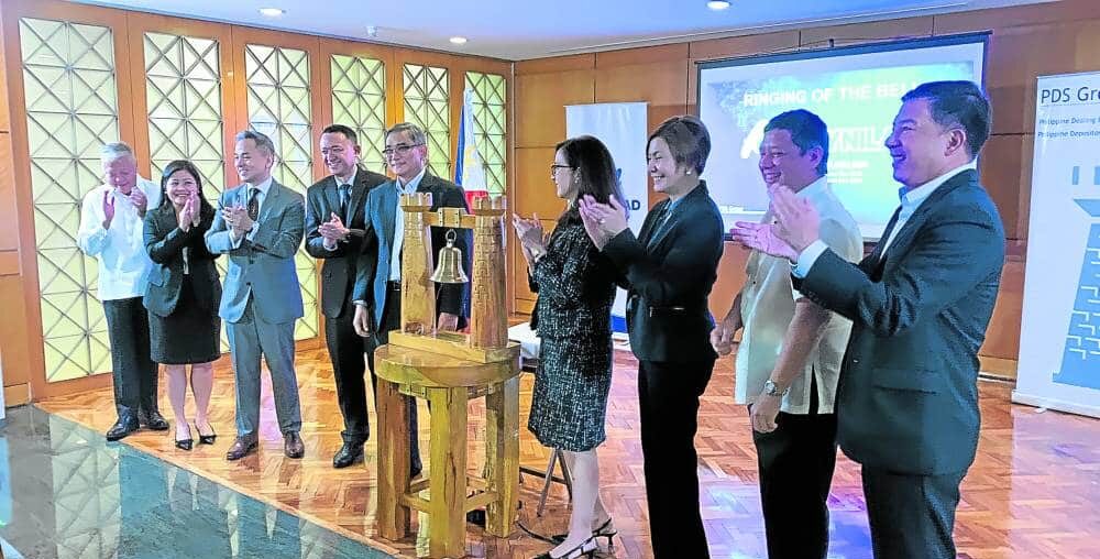 Officials of Maynilad Water Services Inc. and Philippine Dealing and Exchange Corp. on Friday celebrate the listing of the first ever blue bonds offered in the Philippines. The west zone concessionaire earlier raised P15 billion from the sale of the thematic bonds, which are issued to secure financing for water and wastewater projects.