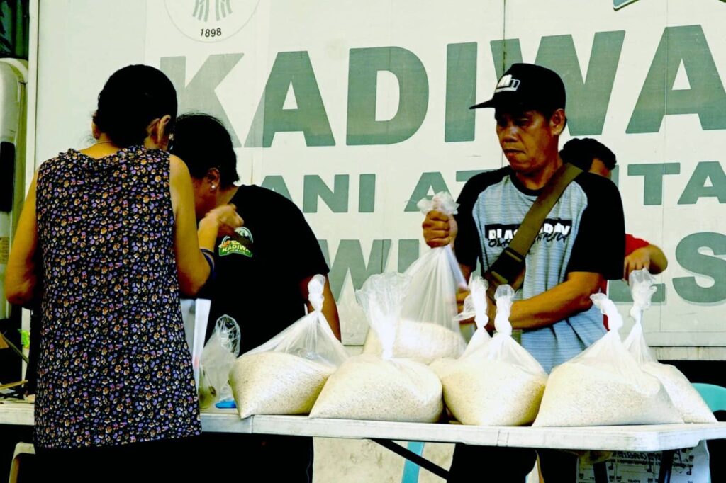 The Department of Agriculture sells rice at PHP29 per kilo at the Bureau of Animal and Industry's Kadiwa in Visayas Avenue, Quezon City on Friday, July 19, 2024. (PNA)