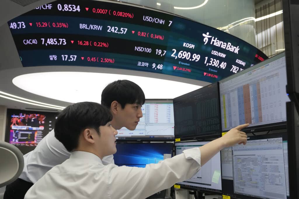 Currency traders watch monitors at the foreign exchange dealing room of the KEB Hana Bank headquarters in Seoul, South Korea, Wednesday, Aug. 21, 2024. 