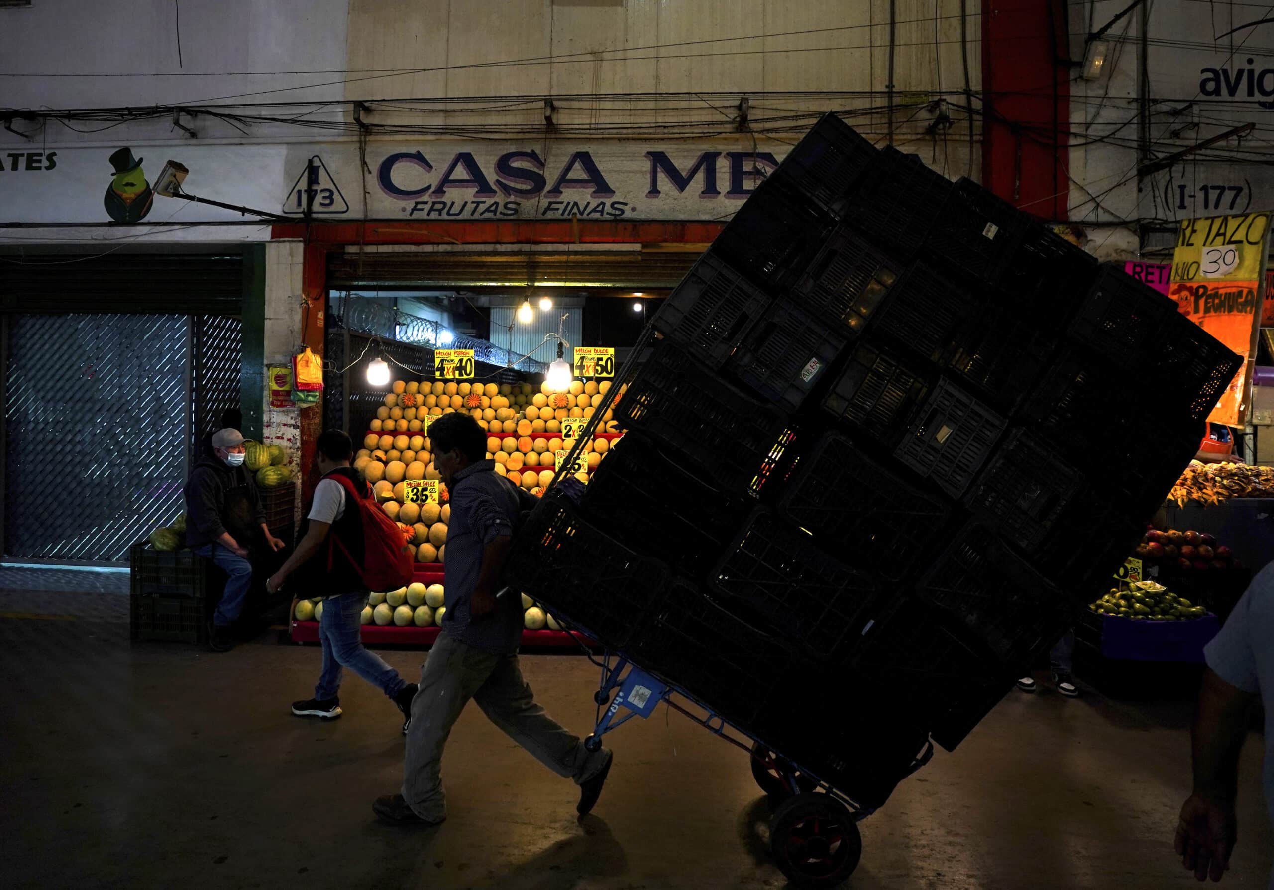 Analysts shocked as Mexico's central bank clocks rise in inflation, cuts interest rates