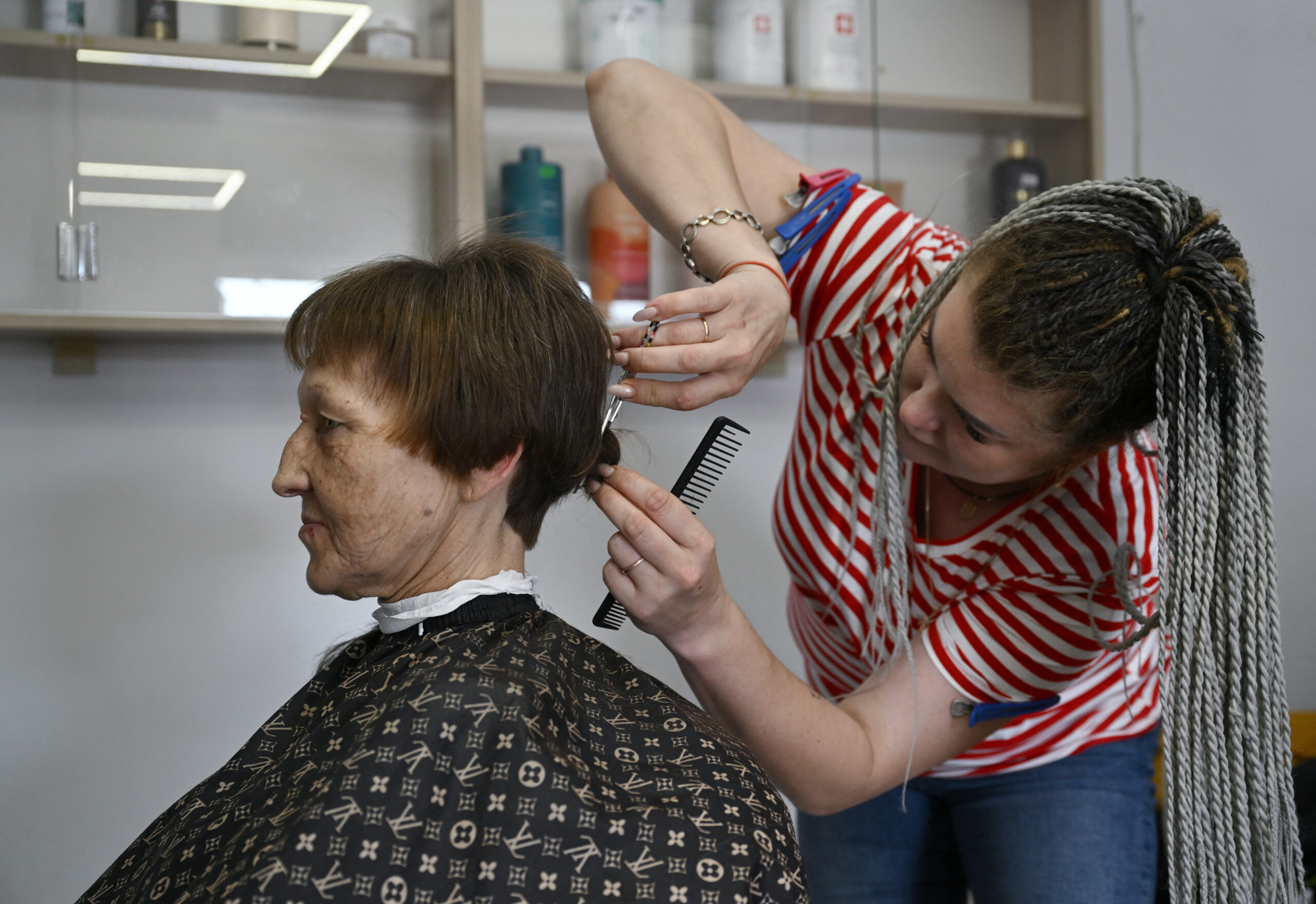 Beauty salon near Ukraine front offers brief respite from war