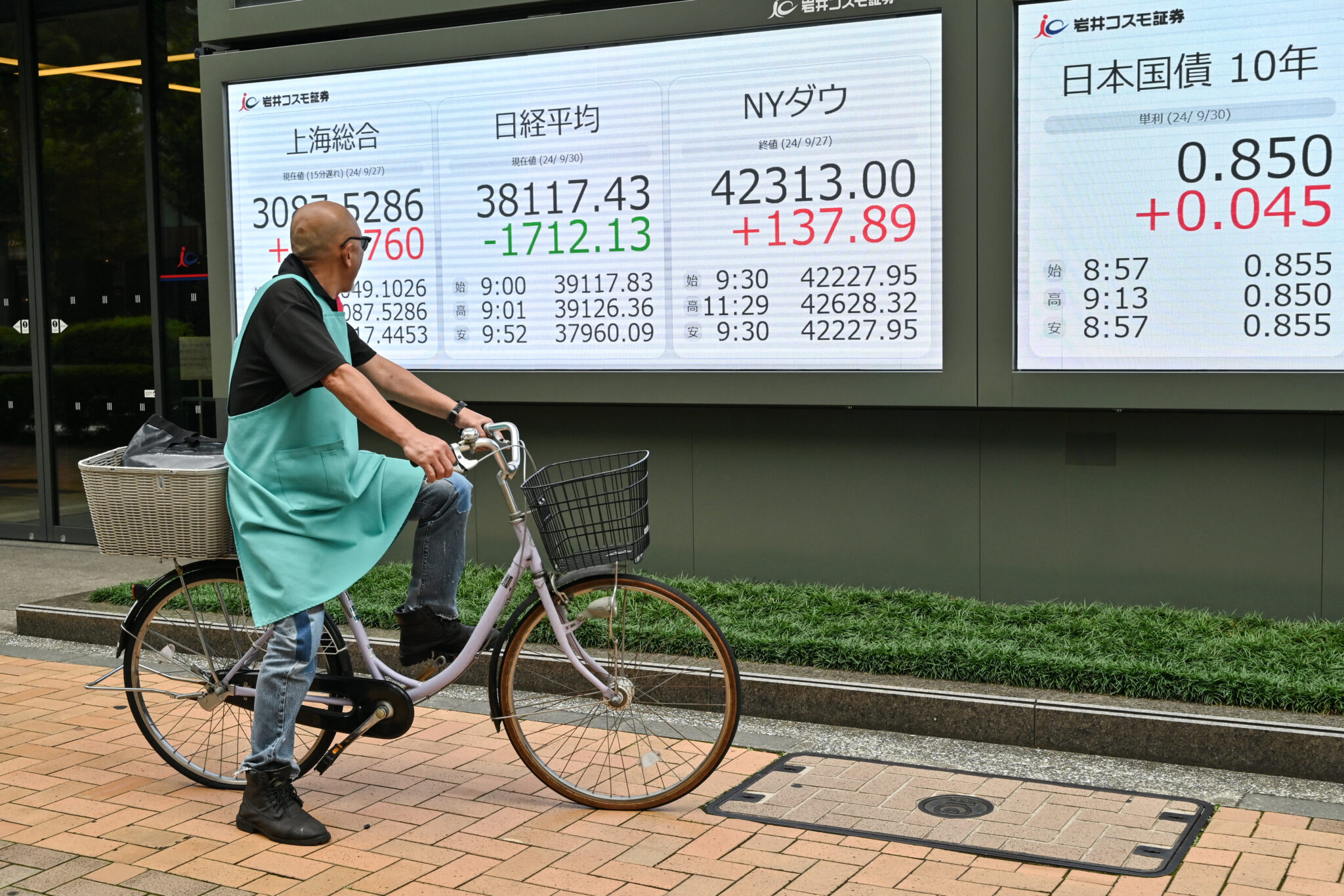 Tokyo stocks dive on strong yen