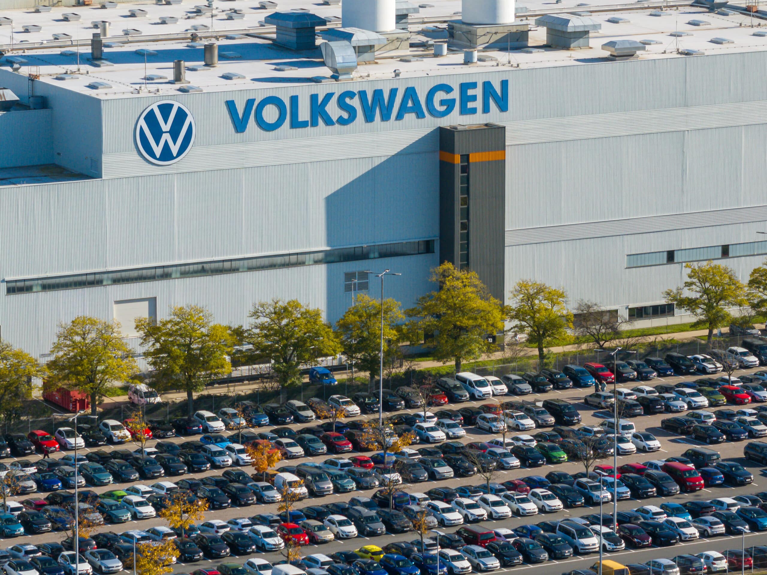 Volkswagen demands 10-percent wage cut in union talks