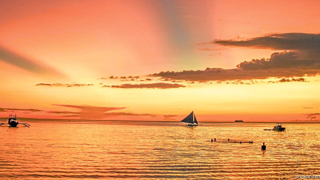 ICONIC SUNSET Tourists and locals enjoy the iconic sunset of Boracay Island by setting sail on its waters at dusk. The Philippine Coast Guard in Aklan recently decided to enforce speed limits for vessels operating near the island for maritime safety.