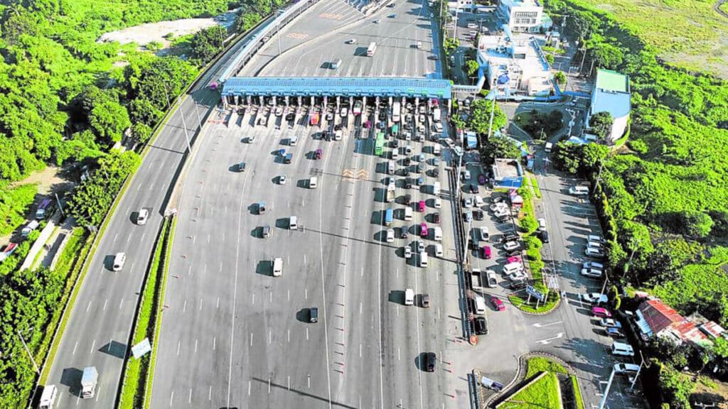 NLEX BALINTAWAK TOLL GATE / OCTOBER 14, 2023 Motorist queue at the toll gates of North Luzon Expressway (NLEX) northbound on Saturday, October 14, 2023. INQUIRER PHOTO / GRIG C. MONTEGRANDE