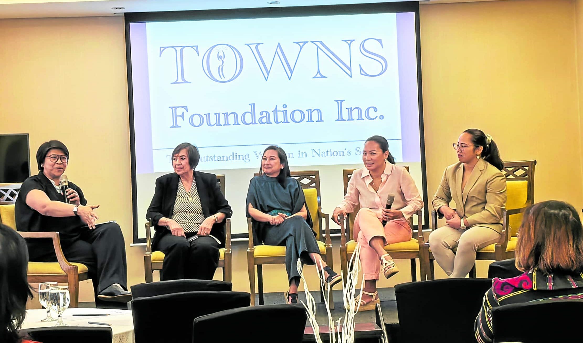 FIRESIDE CHAT Gang Badoy-Capati (left) leads the discussionon mental resilience with sporting heavyweights Bong Coo, Ani
De Leon Brown and Hidilyn Diaz-Naranjo. Licensed psychologist
Dr. Gina Hechanova Alampay (third from left) also shares
her perspective on mental wellness.