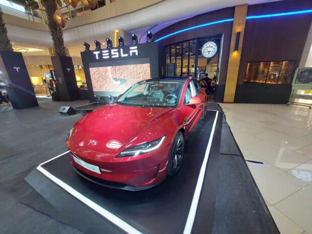 Tesla opened its first store in the Philippines on Friday,showcasing this electric vehicle at their flagship experience center inside the Uptown Parade mall in Bonifacio Global City.