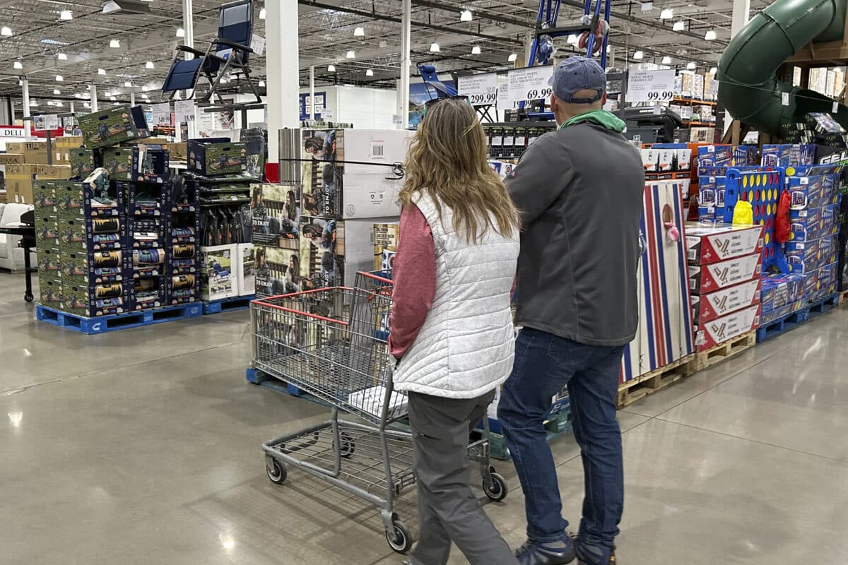 US holiday sales rose a better-than-expected 4%