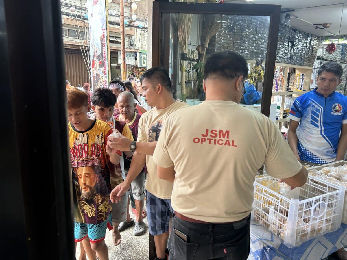 Quiapo businesses open doors with food, drinks for Nazareno devotees