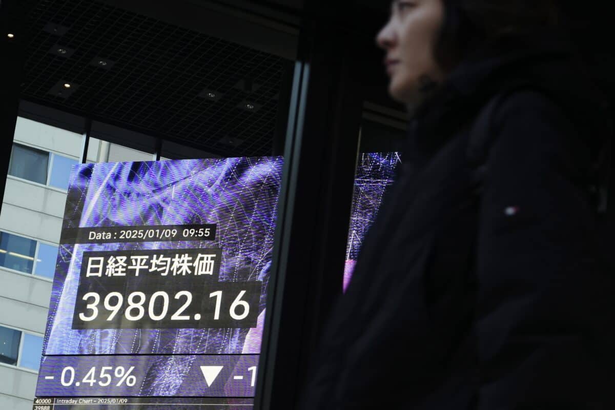 Asian markets drift lower as US jobs data looms