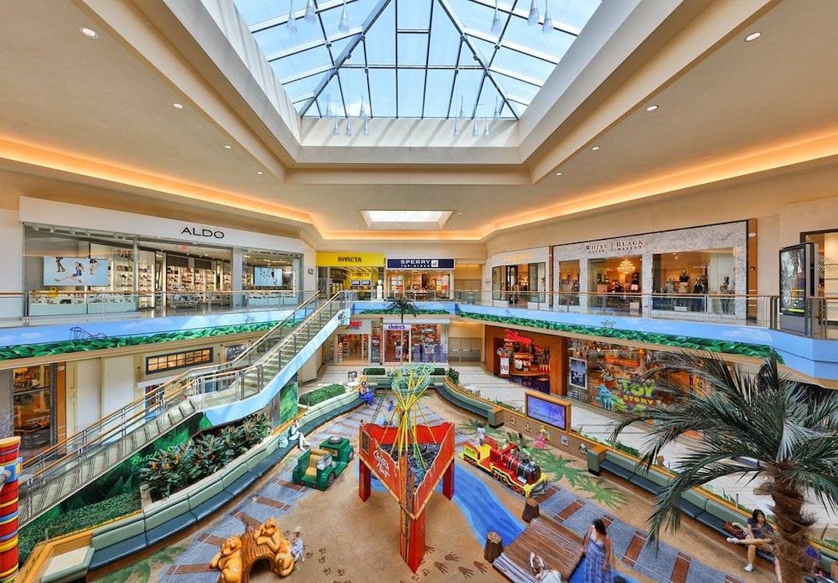 Malls like streets that grow with us