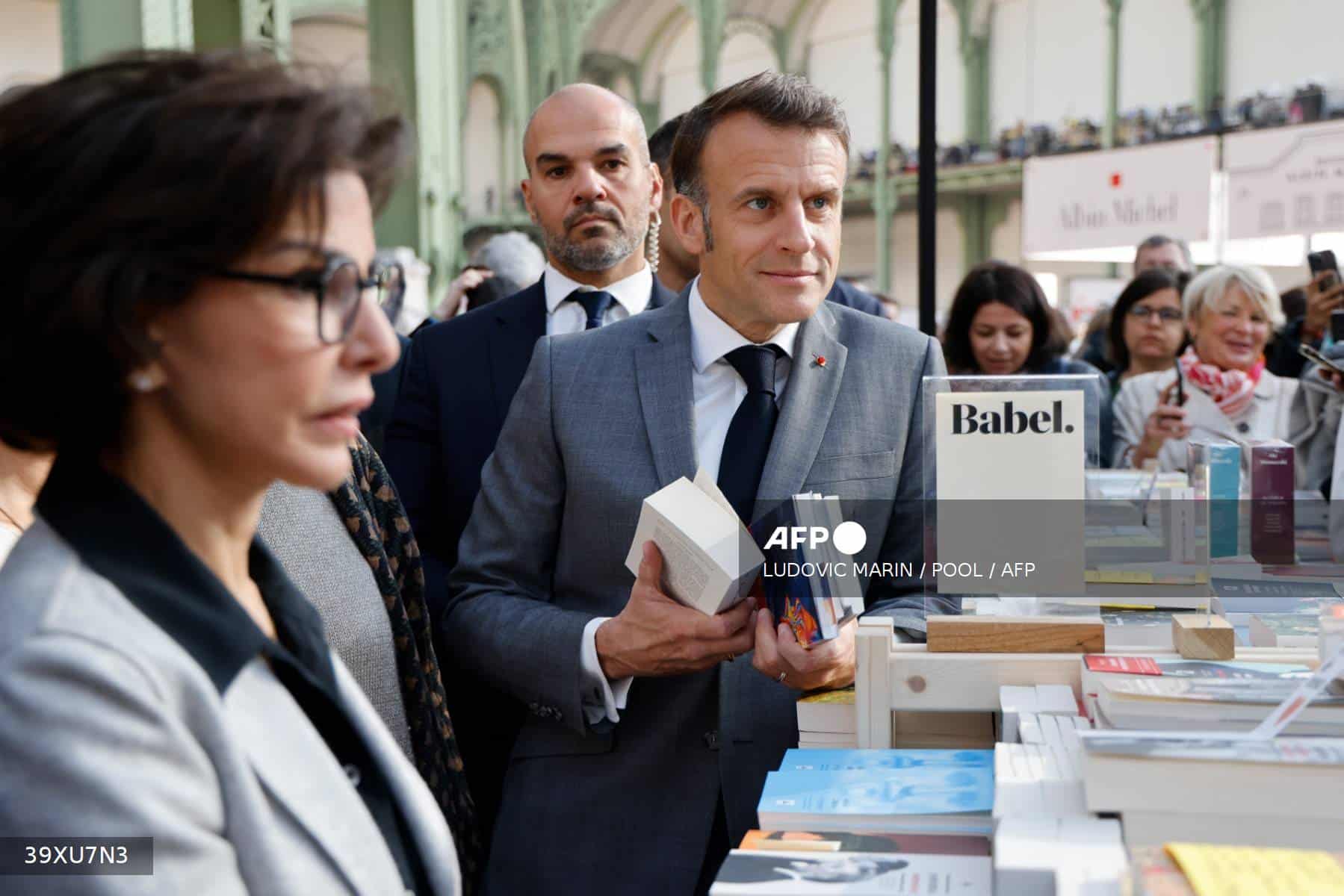 Photo of French president Emmanuel Macron attending a book festival in Paris