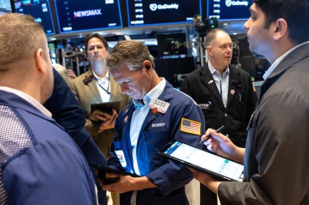 US dollar plunges, stocks wobble over trade war turmoil